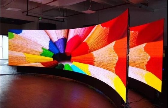 وحدة العرض المرنة LED الداخلية الخارجية P4 مع تكوين تأثير الإعلانات 1R1G1B